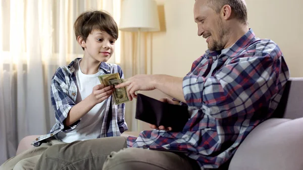 Маленький Син Просить Батька Дати Більше Кишенькових Грошей Фінансових Потреб — стокове фото
