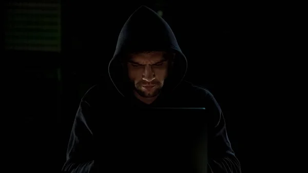 Pria Bertudung Mengetik Pada Laptop Intimidasi Maya Atau Hacking Keamanan — Stok Foto
