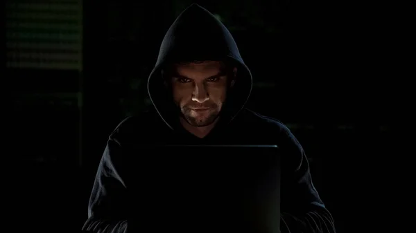 Hacker Hoodie Met Behulp Van Laptop Zoek Naar Camera Met — Stockfoto