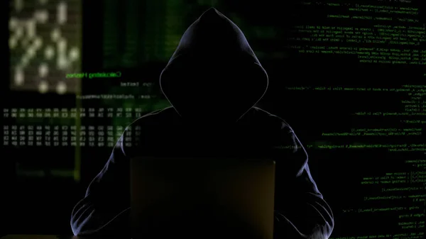 Gemaskerde Man Werken Met Computercode Hacking Software Privégegevens Stelen — Stockfoto