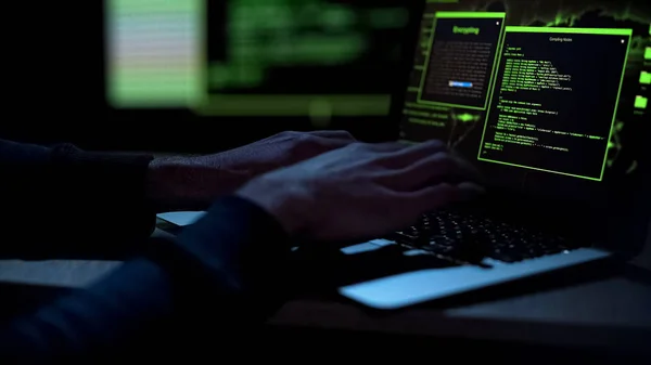 Cybercrimineel Schadelijke Software Creëren Typen Laptop Toetsenbord Close — Stockfoto