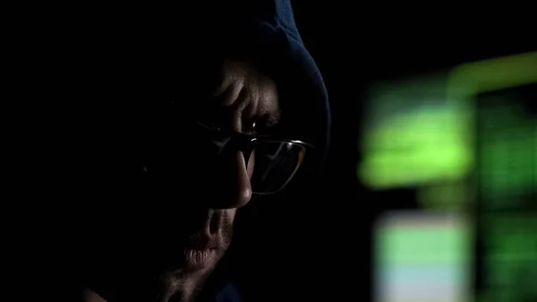 Hacker Óculos Atentamente Lendo Informações Vazadas Internet Profunda — Fotografia de Stock