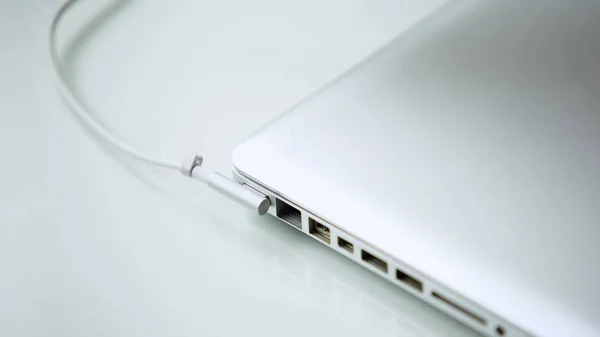 Zasilacz Sieciowy Podłączony Laptop Zamknięty Biały Stół Biuro Gadżet — Zdjęcie stockowe