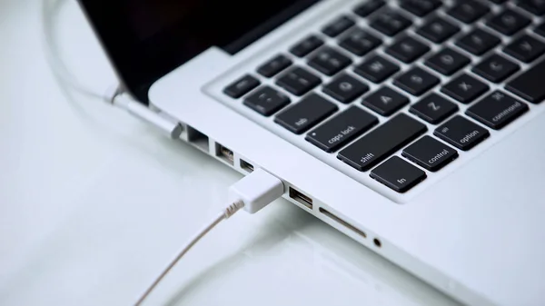 Kabel Usb Podłączony Laptopa Nowoczesny Komputer Osobisty Technologia Office — Zdjęcie stockowe