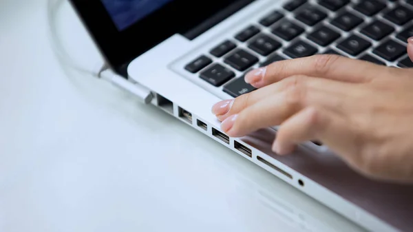 Mano Femminile Digitando Sulla Tastiera Del Computer Portatile Uso Del — Foto Stock