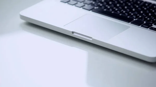 Touchpad Laptop Klawiaturą Korzystania Komputera Osobistego Pracy Biurze Lub Domu — Zdjęcie stockowe