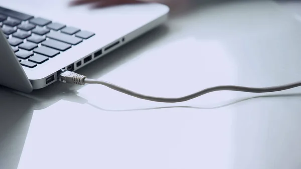 Wysoki Szybkość Internet Kabel Podłączony Laptopa Komputera Osobistego Technologii — Zdjęcie stockowe