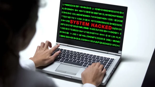 Система Зламана Ноутбуці Жінка Працює Офісі Захист Від Кіберзлочинів — стокове фото