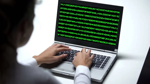 Büroangestellte Tippt Auf Laptop Symbolbildschirm Computer Datenschutz — Stockfoto