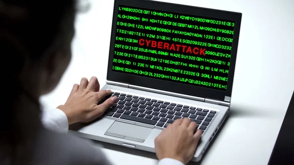ラップトップ コンピューターは サイバー犯罪の大きい会社オフィスで働く女性にサイバー攻撃 — ストック写真