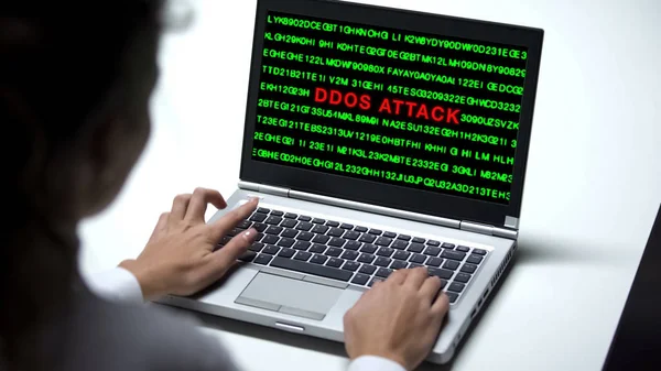 Ddos Ataque Monitor Laptop Mulher Trabalhando Escritório Proteção Contra Crimes — Fotografia de Stock