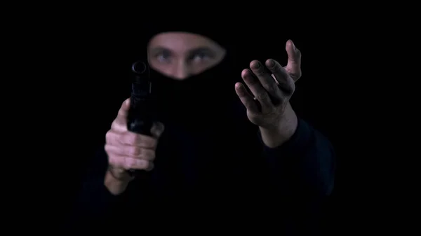 Чоловік Масці Прицільний Пістолет Показує Ближчий Жест Чорному Тлі Злочин — стокове фото
