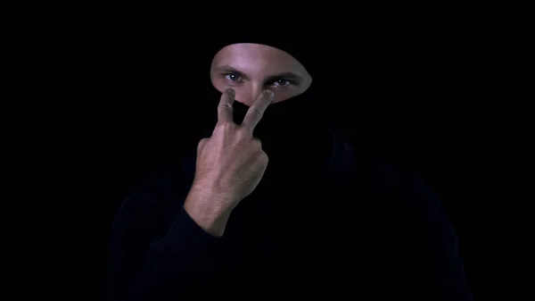 Mannelijke Bandit Zwarte Balaclava Tonen Kijken Ondertekent Persoonlijke Veiligheid Gevaar — Stockfoto