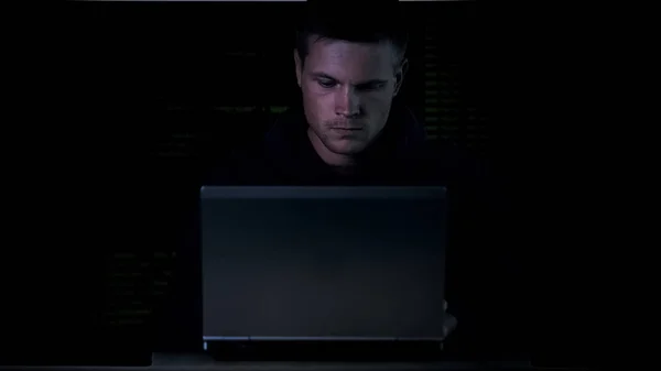 Młody Cyberprzestępcy Hamowania System Zabezpieczeń Siedzący Laptopa Kod Wirtualny Virus — Zdjęcie stockowe