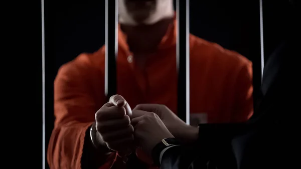 Guard Taking Handcuffs Criminal Releasing Jail Due Good Behavior — Stock Photo, Image