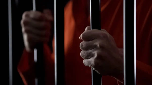 Handen Van Wanhopige Gearresteerde Man Houden Gevangenis Bars Oneerlijke Arrest — Stockfoto