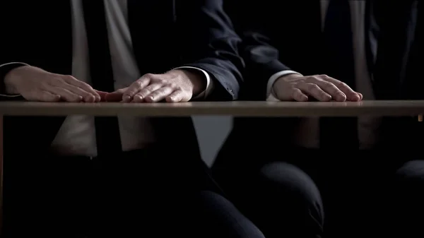 Geschäftsleute Sitzen Mit Händen Tisch Transparente Zusammenarbeit Keine Bestechung — Stockfoto