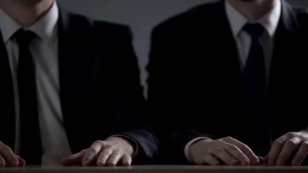 在庭审 法律和司法方面 两名商人手拉手坐在桌子上 — 图库照片