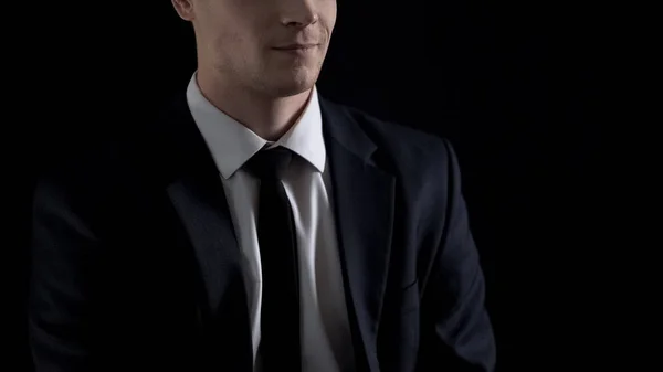 Man Suit Smirking Isolated Black Background Unfair Business Concept — Stock Photo, Image