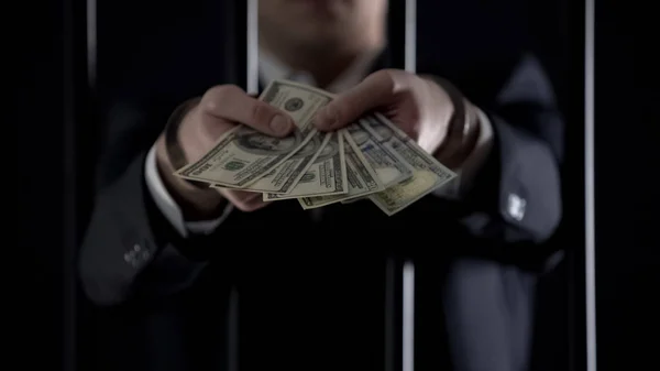 Χειροπέδες Επιχειρηματίας Κρατώντας Δολάριο Τραπεζογραμματίων Φοροδιαφυγή Ξέπλυμα Βρώμικου Χρήματος — Φωτογραφία Αρχείου