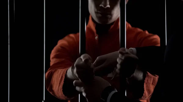 受刑者は刑務所に入れて手錠待っている裁判 犯罪処罰 法律の破損 — ストック写真
