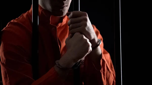 监狱里被戴上手铐的男子在监狱里被捕 对抢劫计划失败感到愤怒 — 图库照片