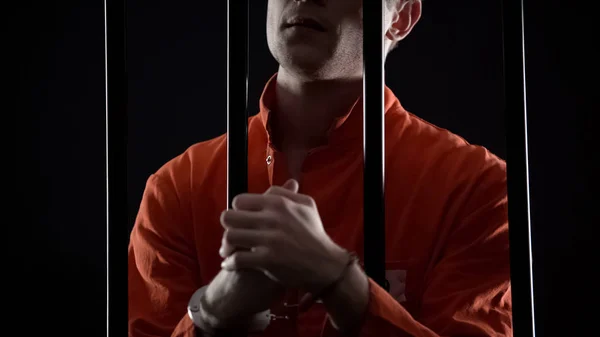 Kajdanki Więzień Niecierpliwie Czeka Werdykt Sądu Apelacyjnego Nerwowość — Zdjęcie stockowe