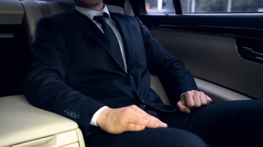 Araba, yol çalışması, yollarda, istatistik güvenliği arka koltukta oturan takım elbiseli adam