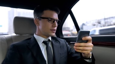 Kötü haber ile takım elbise alıcı iletideki endişeli genç adam binmek lüks otomatik olarak