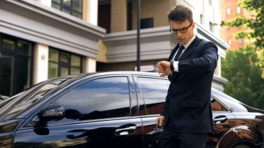 Genç Yöneticisi istemcileri ile akşam yemeği için geç şehir zaman yönetimi topa tutuyorlar