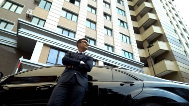 Başarılı adam yakınındaki lüks araba condominium karmaşık, ipotek karşı ayakta