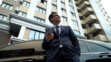 Neşeli işadamı mutlu, duygu smartphone, karlı proje holding