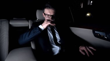 Araba, zor yoğun günün ardından eve arka koltuğunda içecek içme icra