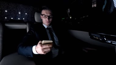 Telefonunuzun arka koltuğunda lüks araba sürüş ev, işkolik politikacı