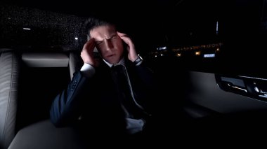 Eve, güçlü baş ağrısı, stresli iş araba tapınaklarda masaj işadamı