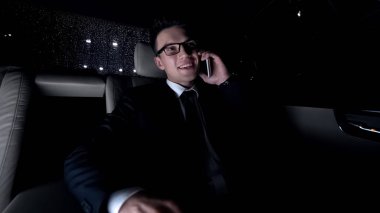 Arabaya bin, eve dönüş yolunu oturan kız arkadaşı ile telefonda konuşurken takım elbiseli neşeli adam