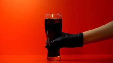 Soda cam, serinletici içecek zengin şeker, Restoran hizmet tutan el