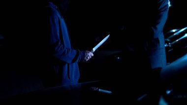 Otopark, suç saldıran manyak tehdit işadamı bıçakla,