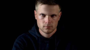 Kızgın adam siyah arka plan üzerinde negatif duygular izole kamera bakarak