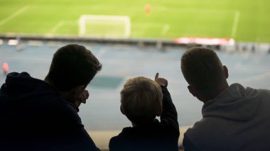 Baba ve iki oğlu futbol maçı birlikte, mutlu hafta sonu, babalık izlerken