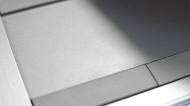 Touchpad laptop, imleci ekranda hareket etmek için aygıt sensör özelliği