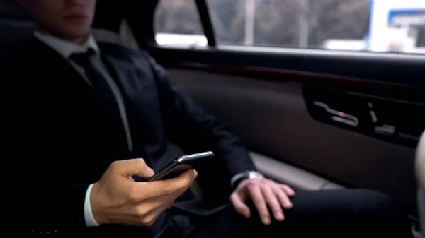 Homme Affaires Prospère Dans Automobile Luxe Smartphone Défilant Application Lecture — Photo