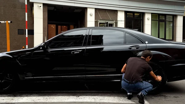 Lavado Masculino Coche Lujo Cerca Del Centro Negocios Migración Laboral — Foto de Stock