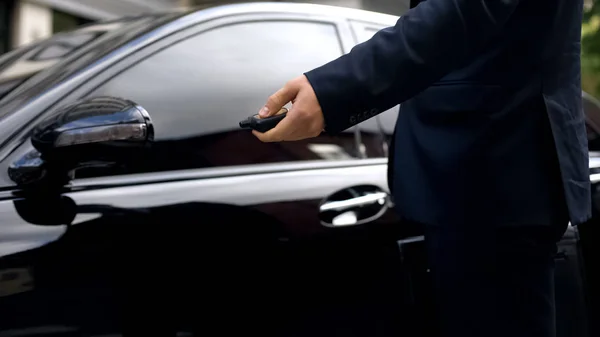 Masculino Traje Presionando Control Remoto Del Coche Sistema Alarma Protección —  Fotos de Stock