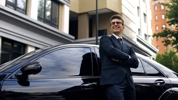 Uomo Sorridente Piedi Vicino Premium Class Car Accreditamento Automatico Basso — Foto Stock