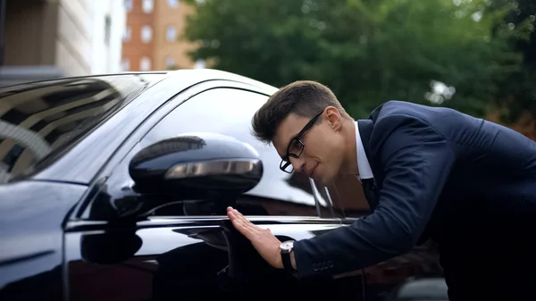 Hombre Encantado Traje Acariciando Coche Ganando Dinero Para Compra Alquiler — Foto de Stock