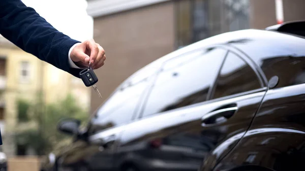 Vendedor Que Llave Del Coche Comprador Sala Exposición Concesionaria Alquiler — Foto de Stock