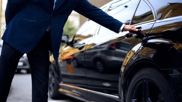 Persönlicher Fahrer Öffnet Rücksitztür Auto Für Erfolgreichen Geschäftsmann Service — Stockfoto