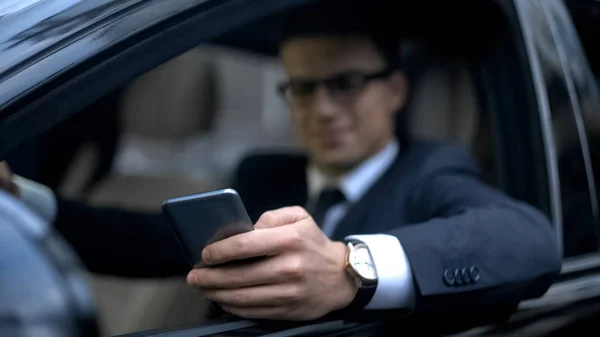 Człowiek Biznes Ubrania Sms Smartfonie Uśmiechnięty Siedząc Auto — Zdjęcie stockowe