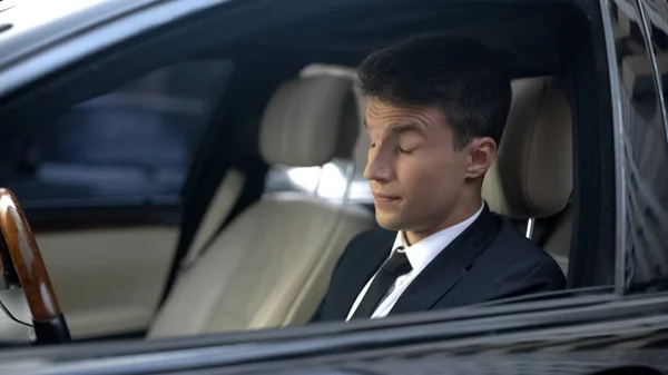 Hombre Negocios Cansado Con Los Ojos Cerrados Sentado Coche Sensación — Foto de Stock